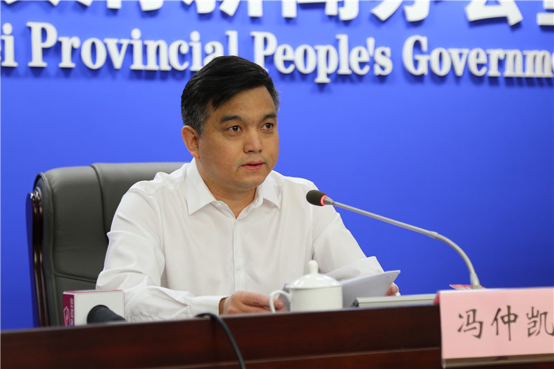 湖北省南水北调办主任(局长)冯仲凯通报会议情况并回答了李思远记者的